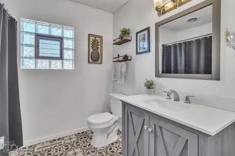 Bath - 656 N 10th Ave, Kankakee, IL 60901 photo 1 of 1