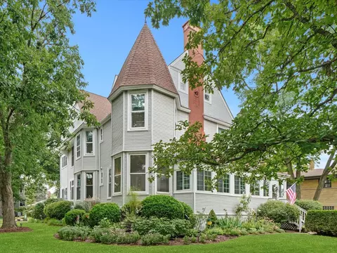 140 Lawton Rd, Riverside, IL 60546