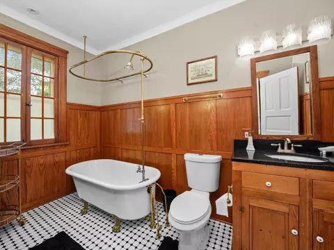 Bath - 140 Lawton Rd, Riverside, IL 60546 photo 2 of 3