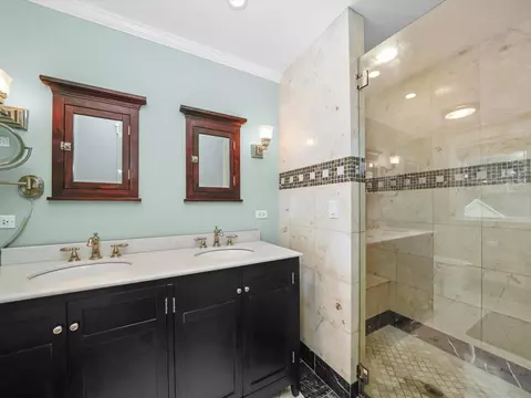Bath - 140 Lawton Rd, Riverside, IL 60546 photo 3 of 3