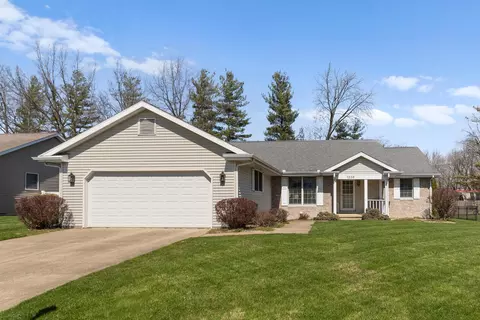 1226 E Center St, Monticello, IL 61856