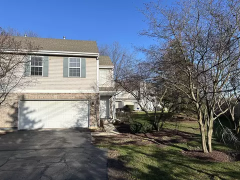 39 Colonial Ct, Streamwood, IL 60107