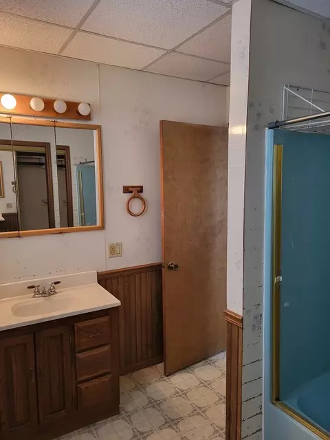 Bath - 401 W Everett St, Dixon, IL 61021 photo 1 of 2