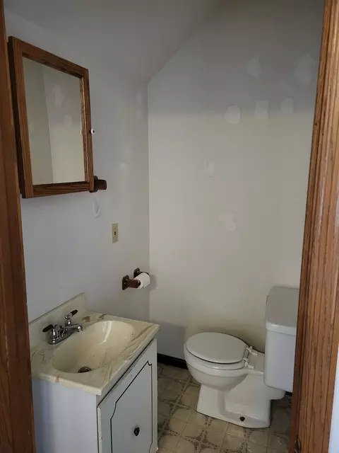 Bath - 401 W Everett St, Dixon, IL 61021 photo 2 of 2
