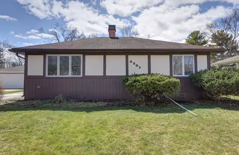 2203 Campbell St, Rolling Meadows, IL 60008
