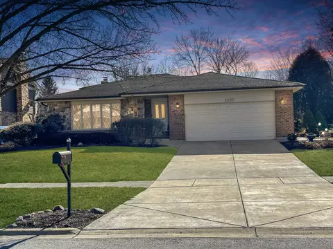 2535 Aylesbury Ln, Darien, IL 60561