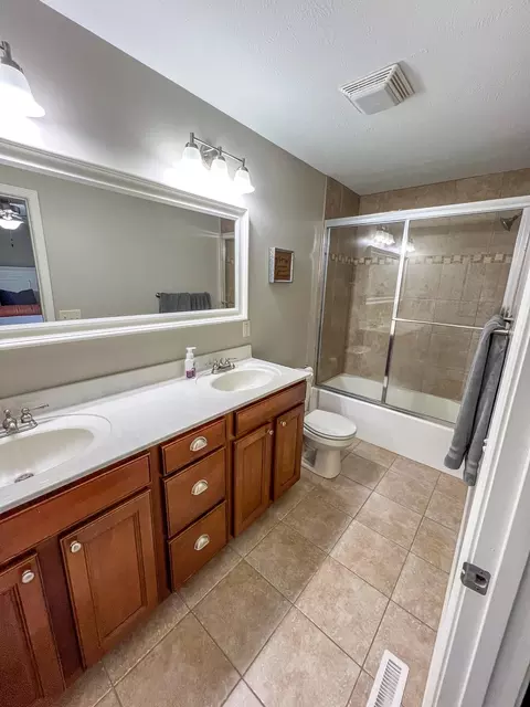 Bath - 2995 Wolf Creek Ln, Normal, IL 61761 photo 2 of 4