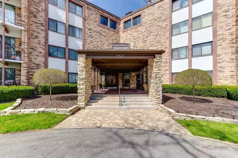 250 W Parliament Pl #402, Mount Prospect, IL 60056