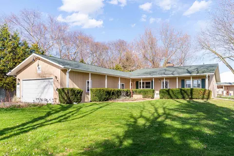 4 N681 Munger Rd, Wayne, IL 60184