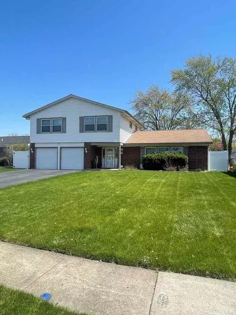 8221 N Applewood Ct, Hanover Park, IL 60133