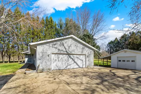 566 Wolverine Ln, Dixon, IL 61021 photo 3