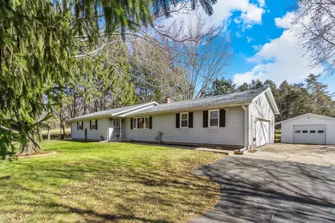 566 Wolverine Ln, Dixon, IL 61021
