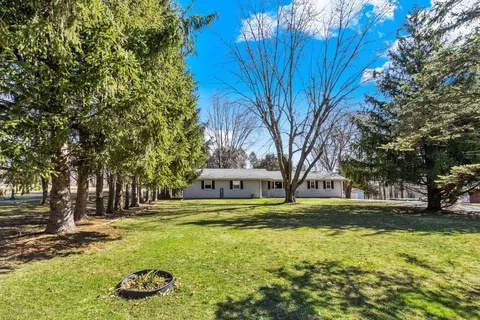 566 Wolverine Ln, Dixon, IL 61021 photo 2