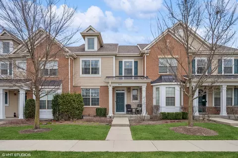 2045 Dauntless Dr, Glenview, IL 60026