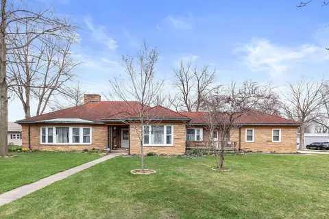435 W Station St, Saint Anne, IL 60964