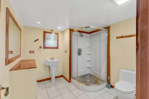 Bath - 4 N269 5th Ave, Addison, IL 60101 photo 2 of 2