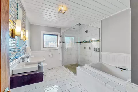 Bath - 4 N269 5th Ave, Addison, IL 60101 photo 1 of 2