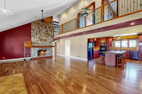 Living - 4 N269 5th Ave, Addison, IL 60101 photo 2 of 5