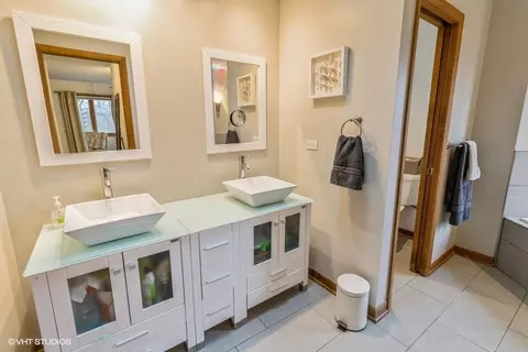 Bath - 155 Forestview Dr, Elgin, IL 60120 photo 2 of 6