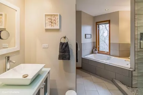 Bath - 155 Forestview Dr, Elgin, IL 60120 photo 3 of 6