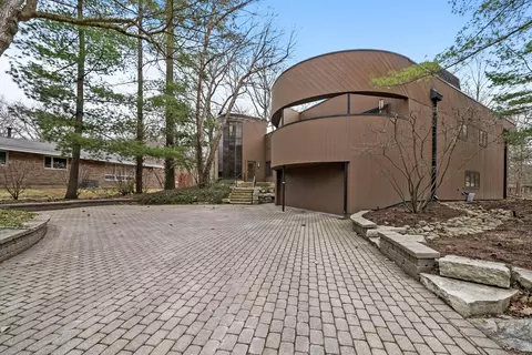 84 Lincolnshire Dr, Lincolnshire, IL 60069