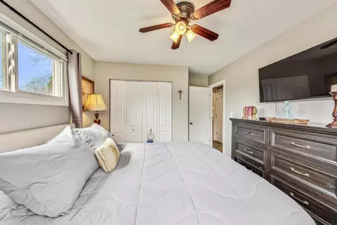 Bedroom - 330 Lincoln St, Hoffman Estates, IL 60169 photo 3 of 9