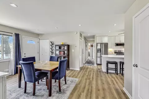 Dining - 330 Lincoln St, Hoffman Estates, IL 60169 photo 3 of 3