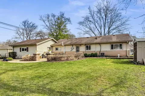 Exterior - 330 Lincoln St, Hoffman Estates, IL 60169 photo 7 of 9