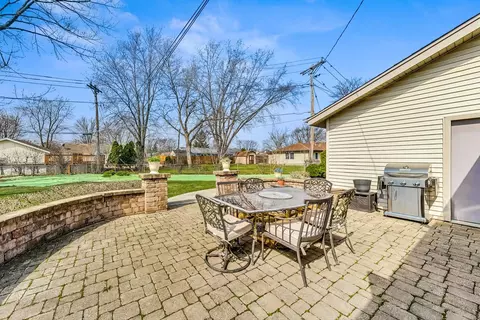Exterior - 330 Lincoln St, Hoffman Estates, IL 60169 photo 3 of 9