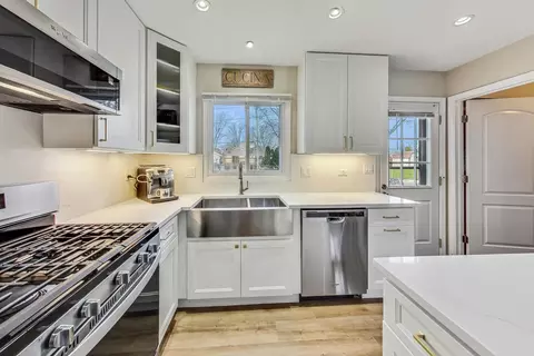 Kitchen - 330 Lincoln St, Hoffman Estates, IL 60169 photo 3 of 3