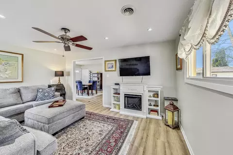 Living - 330 Lincoln St, Hoffman Estates, IL 60169 photo 2 of 3