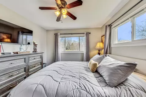 Bedroom - 330 Lincoln St, Hoffman Estates, IL 60169 photo 2 of 9