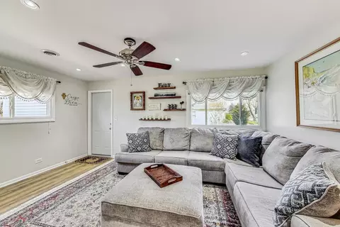 Living - 330 Lincoln St, Hoffman Estates, IL 60169 photo 1 of 3