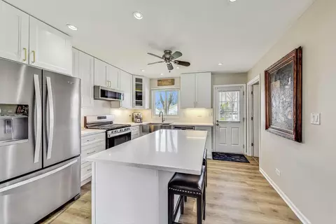 Kitchen - 330 Lincoln St, Hoffman Estates, IL 60169 photo 1 of 3