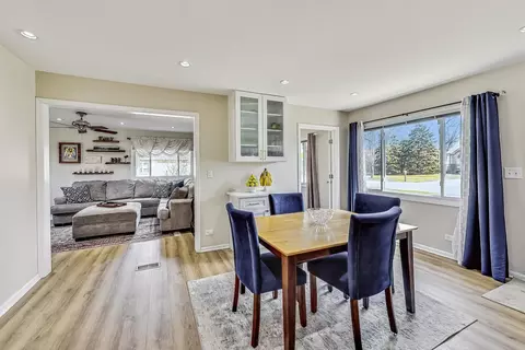 Dining - 330 Lincoln St, Hoffman Estates, IL 60169 photo 2 of 3
