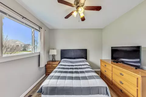 Bedroom - 330 Lincoln St, Hoffman Estates, IL 60169 photo 5 of 9