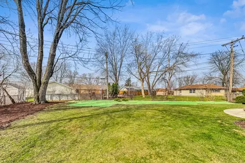 Exterior - 330 Lincoln St, Hoffman Estates, IL 60169 photo 4 of 9