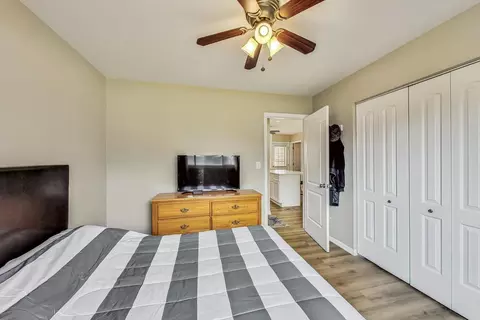 Bedroom - 330 Lincoln St, Hoffman Estates, IL 60169 photo 6 of 9