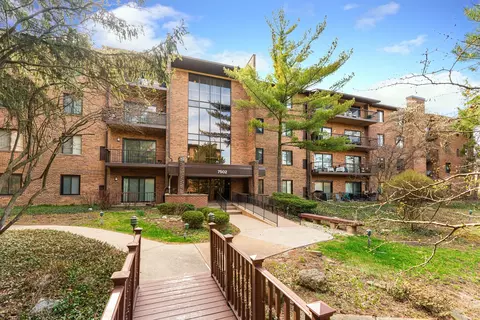 7502 Farmingdale Dr #307, Darien, IL 60561