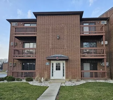330 Shorewood Dr #1A, Glendale Heights, IL 60139