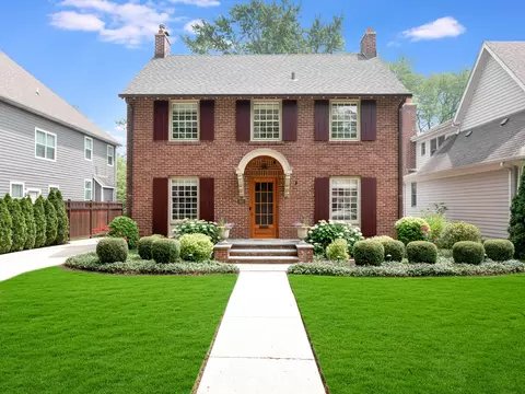 830 N Webster St, Naperville, IL 60563