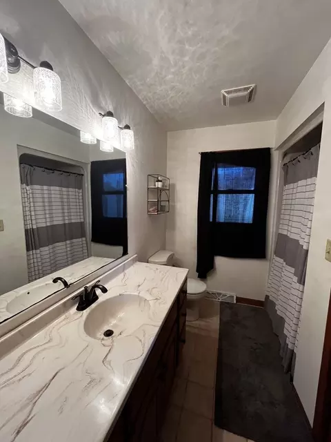 Bath - 2014 8th St, Peru, IL 61354 photo 1 of 3
