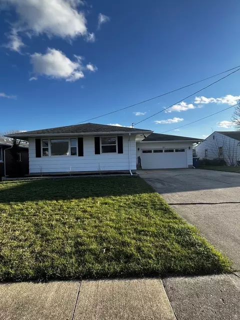 2014 8th St, Peru, IL 61354