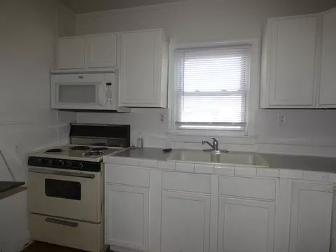 Kitchen - 215 S Washington Ave, Kankakee, IL 60901 photo 2 of 3