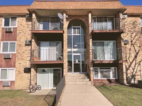 1195 Higgins Quarters Dr #302, Hoffman Estates, IL 60169