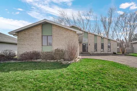5319 Wolf Dr, Schererville, IN 46375
