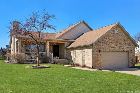 1452 S Williams St, Westmont, IL 60559