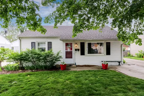 14 Ryan Dr, Bloomington, IL 61701