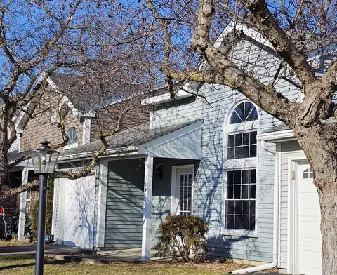 3515 Southport Dr, Island Lake, IL 60042