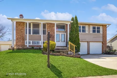 1295 Wood Trl, Elk Grove Village, IL 60007